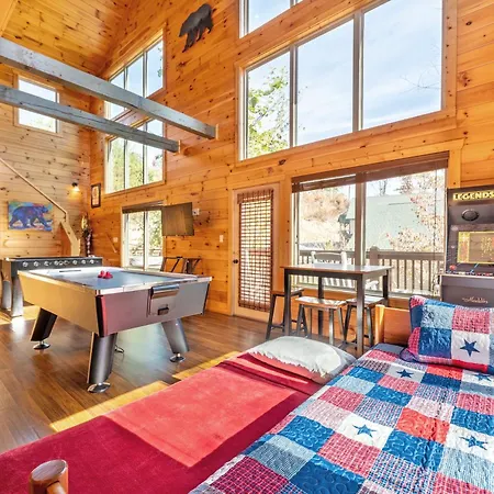Blue Bear Lodge Near Dollywood! 1 Mile Off Pkwy Community Pool Hot Tub Game Rm